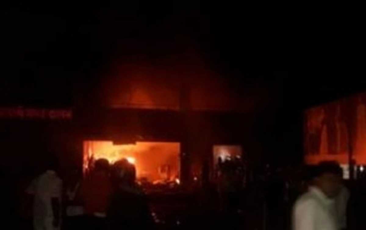 ईरान की राजधानी तेहरान में गोदामों में लगी भीषण आग